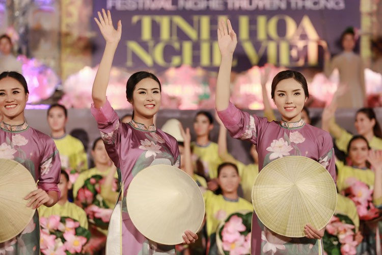 HH Ky Duyen Ngoc Han toa sac voi ao dai hoa sen